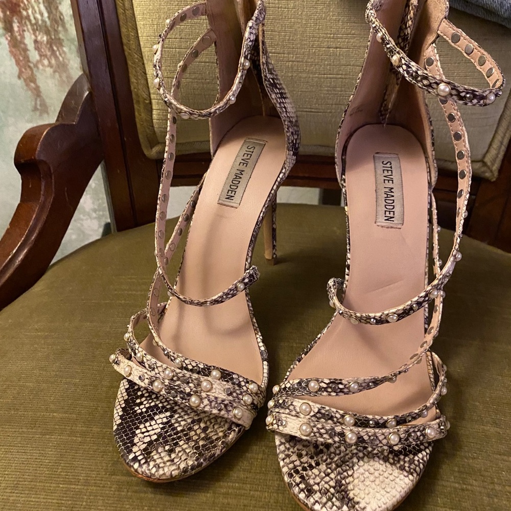 SM Snakeskin & Pearls Strappy heals in O 🏝!